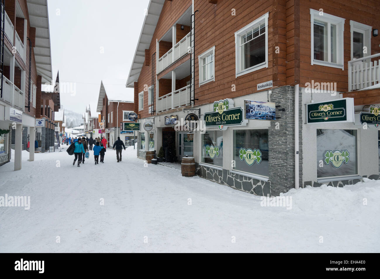 Une rue couverte de neige dans la station de ski de Levi, Laponie, Finlande, avec des magasins et les consommateurs dans la route Banque D'Images