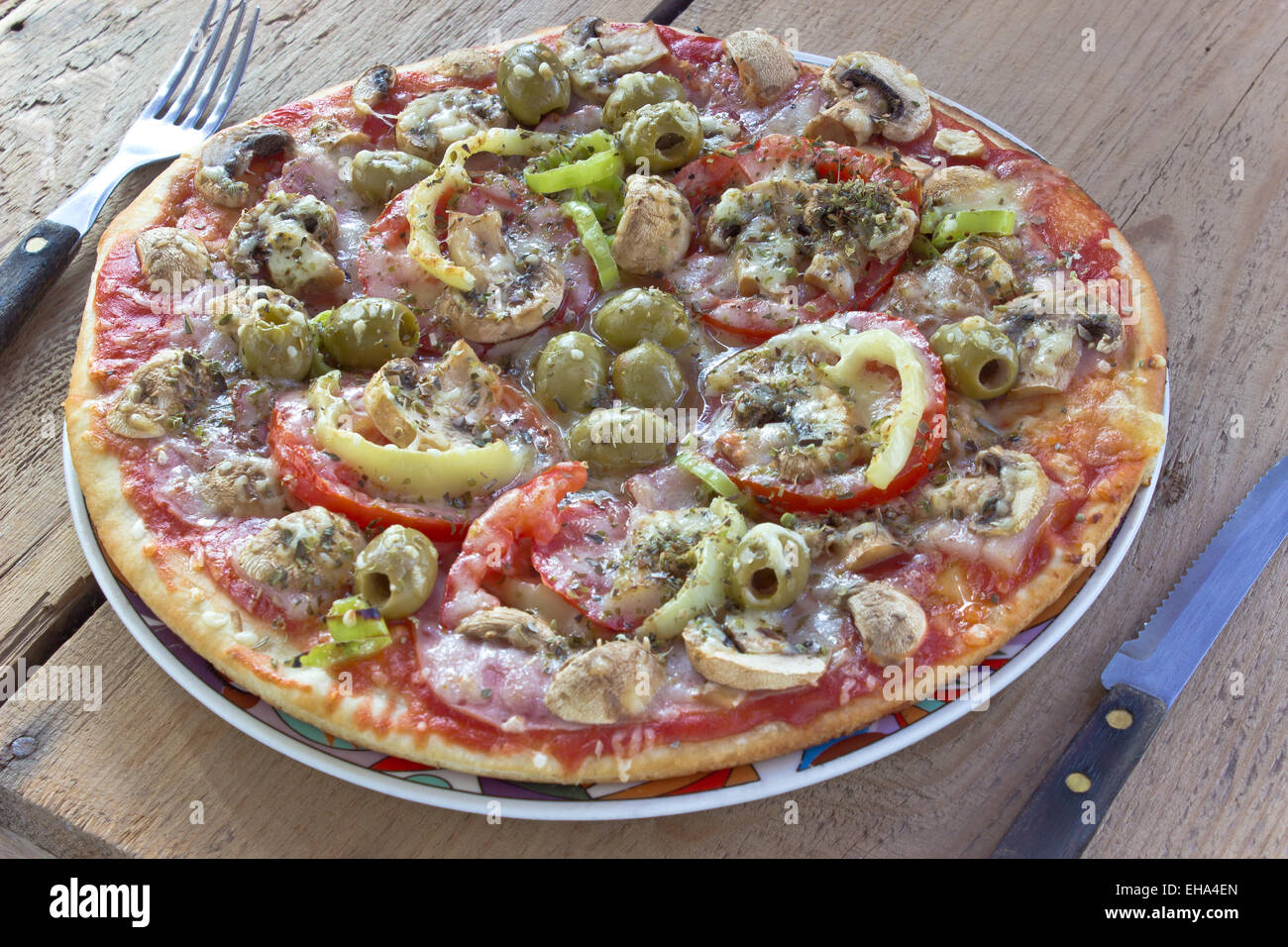 Delicious pizza italienne sur table en bois Banque D'Images