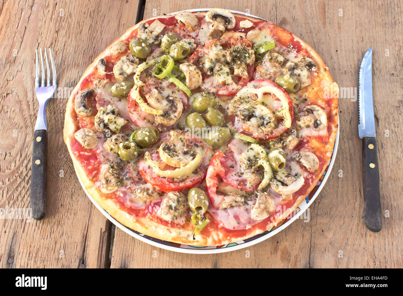 Delicious pizza italienne sur fond de bois Banque D'Images