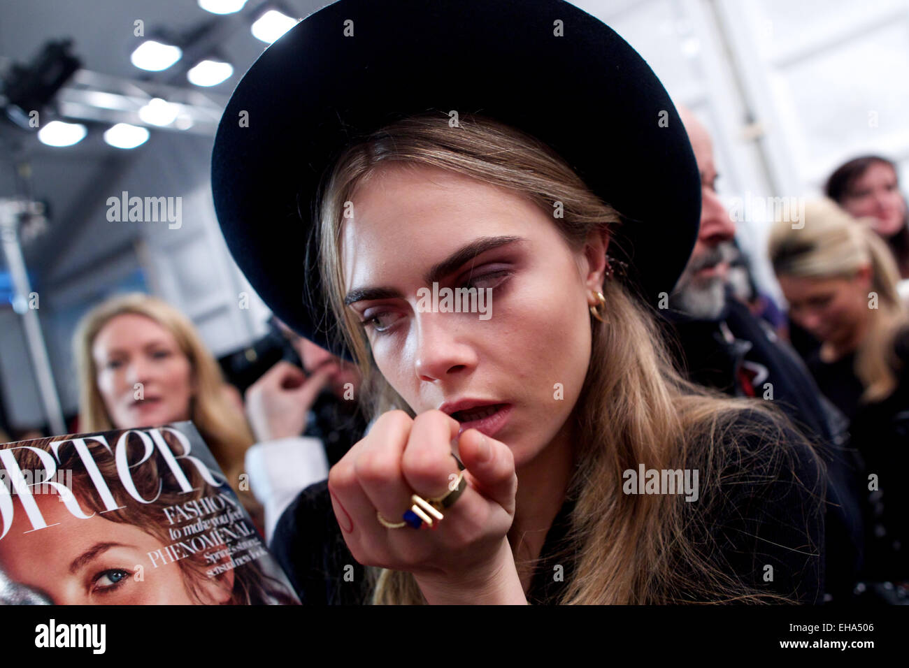 Royaume-uni, Londres : modèle Cara Delevingne britannique se prépare pour l'arrière scène au cours de la collection Burberry Automne / Hiver 2014 London Fashion Week à Londres le 17 février 2014. Banque D'Images