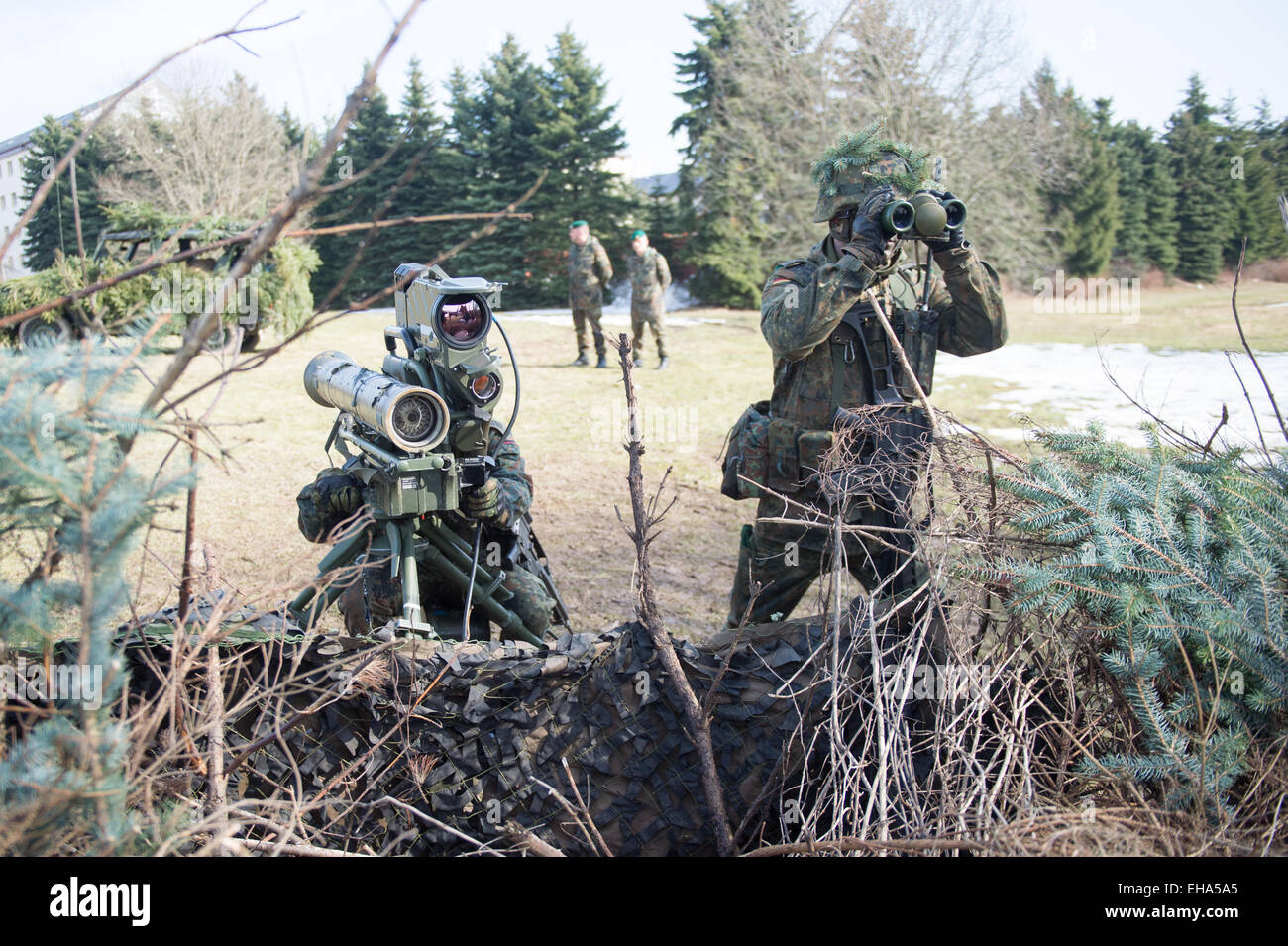 Marienberg, Allemagne. Mar 10, 2015. Les soldats de l'infanterie mécanisée bataillon 371 montrent un missile antichar Milan à Marienberg, Allemagne, 10 mars 2015. Cette unité ne représentent la majorité de très haut degré de disponibilité de l'Équipe spéciale mixte (VJTF). L'OTAN a décidé d'assembler l'ensemble durant le sommet de l'OTAN dans le pays de Galles. Photo : Maurizio Gambarini/dpa/Alamy Live News Banque D'Images