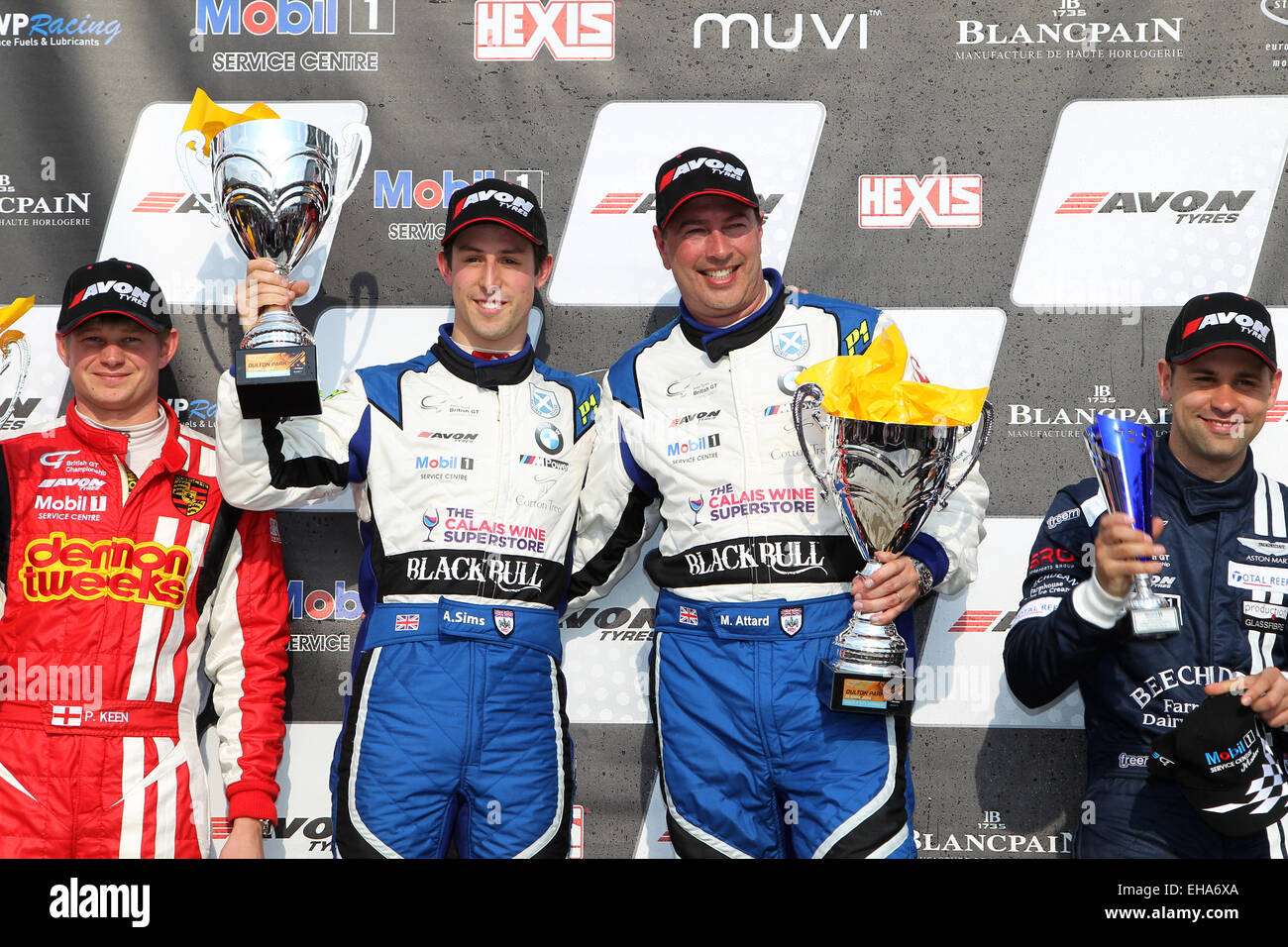 De gauche à droite : Phil Keen, Alexander Sims, Marco Attard et Jonathan Adam sur le podium à Oulton Park 2014 Banque D'Images