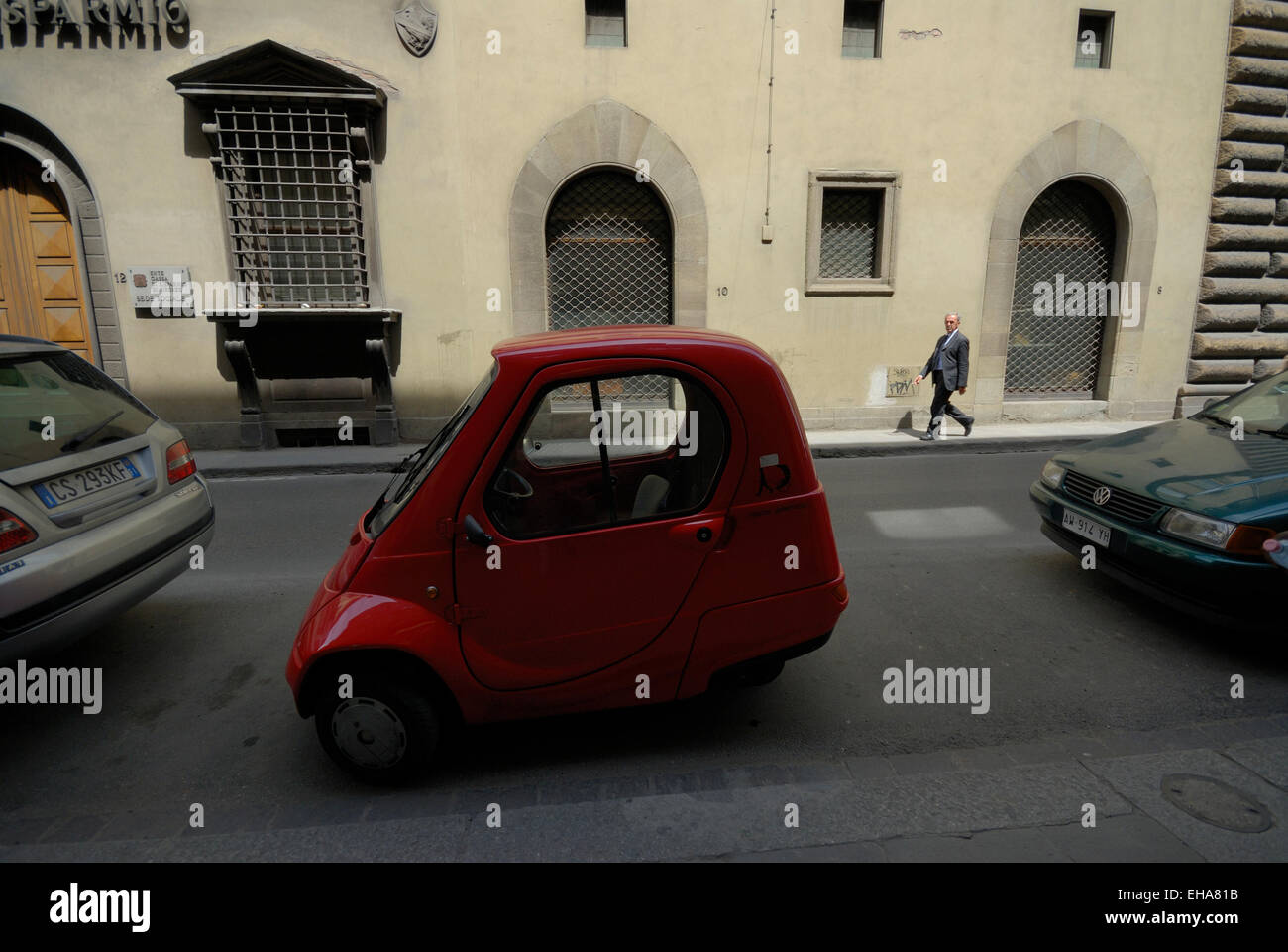 Un petit rouge-personne (trois roues) electric Pasquali Riscio voiture garée dans la rue, Florence, Italie Banque D'Images