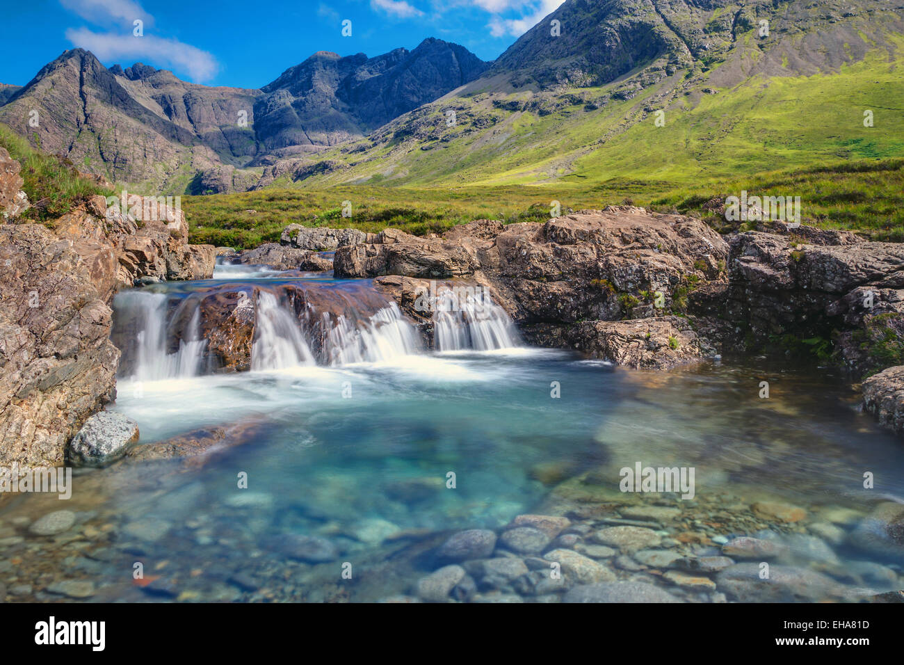 Une petite cascade au conte de piscines sur l'île de Skye, Écosse Banque D'Images