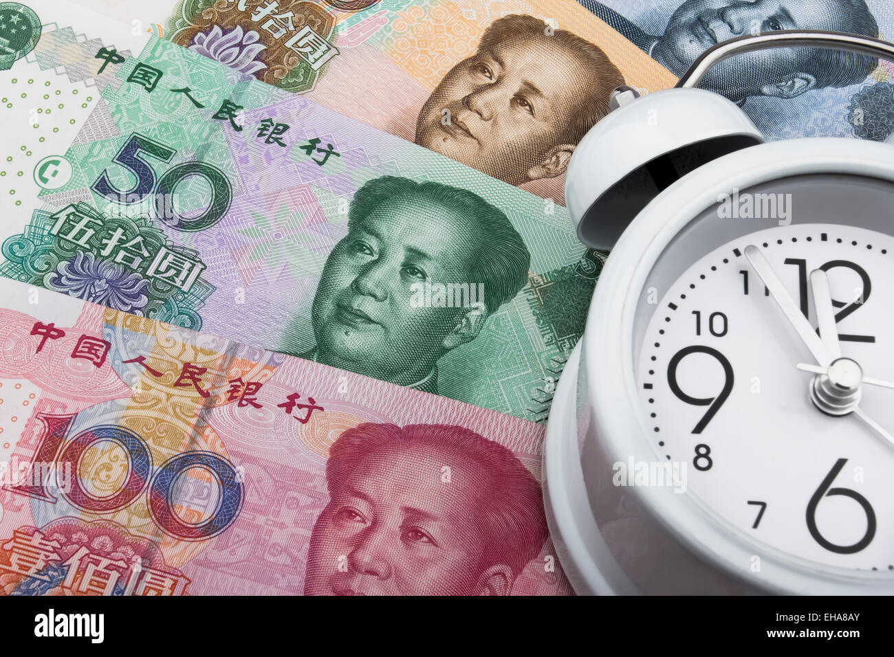 Argent chinois (RMB) et réveil. 100, 50, 20 et 10 RMB note. Le temps est argent. Banque D'Images