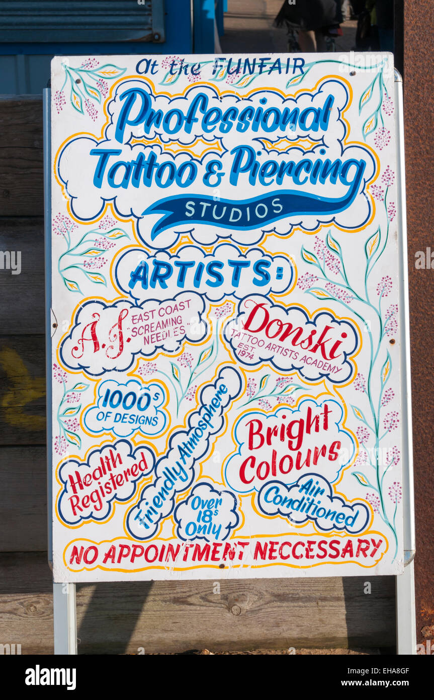 Inscrivez-vous pour un salon de tatouage à Hunstanton fête foraine. Banque D'Images