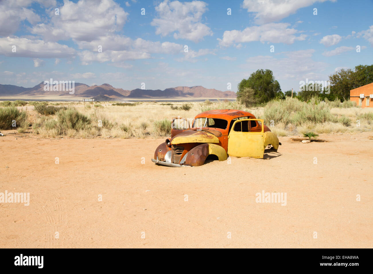 Voiture abandonnée près d'une station-service at solitaire dans le désert du Namib, Namibie. Banque D'Images