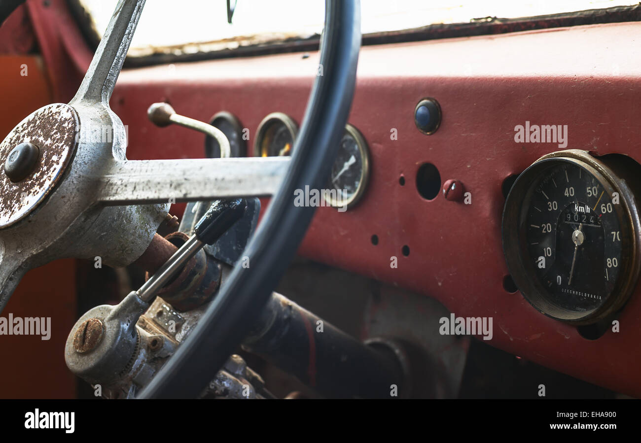 Intérieur de l'autobus anciens, vue sur volant et table de contrôle. Banque D'Images