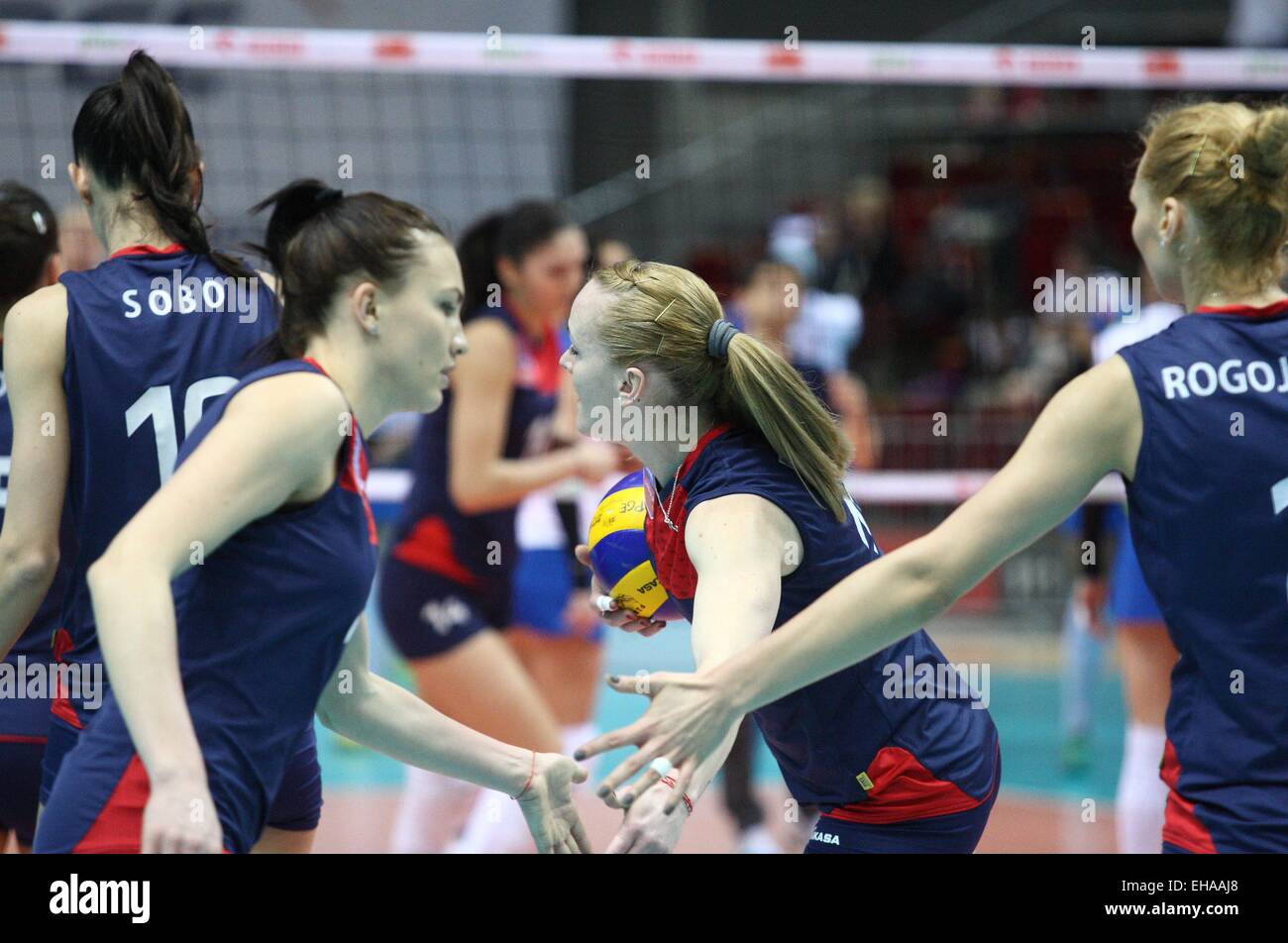 Sopot, Pologne 10e, mars 2015. 2015 Femmes Volley-ball CEV Cup - chellenge ronde. Atom Trefl Sopot visages Stiinta Bacau à l'Ergo Arena sports hall à Sopot. L'équipe roumaine réagit après avoir marqué pendant le jeu. Credit : Michal Fludra/Alamy Live News Banque D'Images