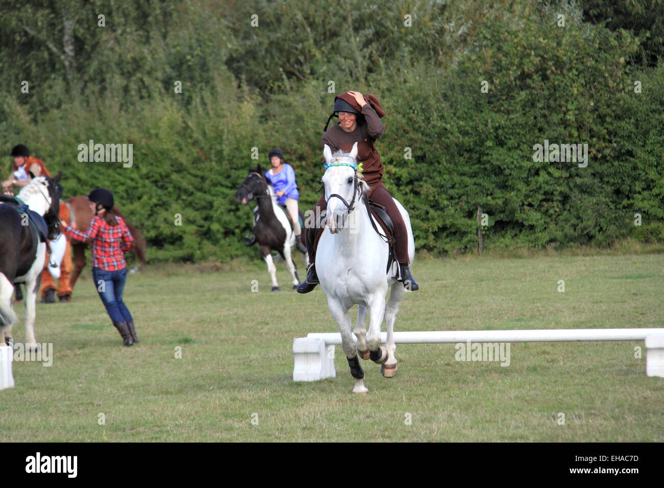 Officers' fancy dress course de relais, l'Association Gymkhana 2014 Rangers, bestiaux, Hampton Court, Surrey, Angleterre, Royaume-Uni, Europe Banque D'Images