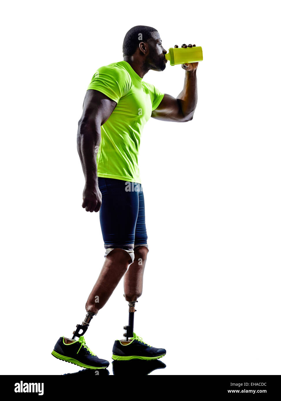 Un homme handicapé musculaire des jambes avec prothèse en silhouette sur fond blanc Banque D'Images