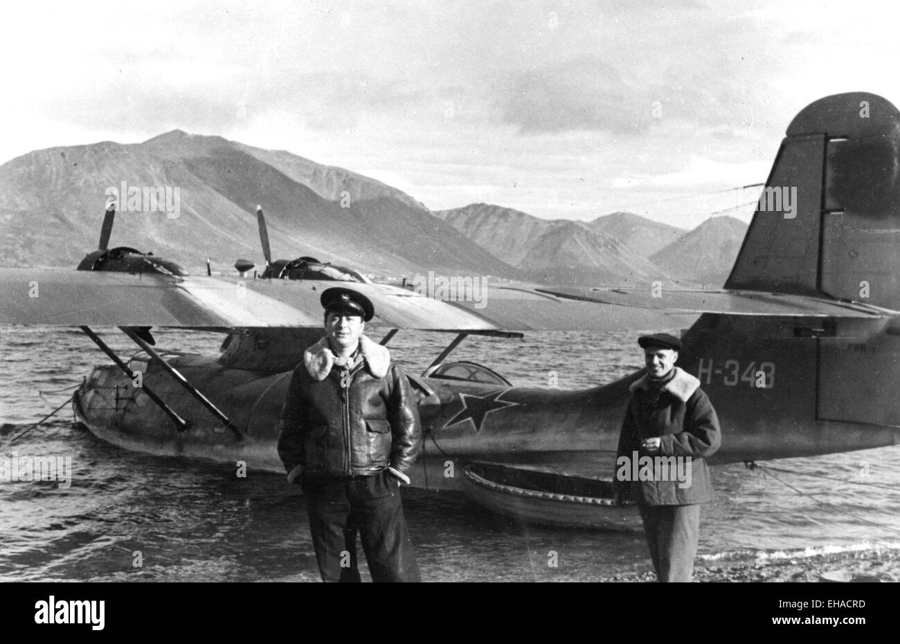 POLAR SOVIÉTIQUE FLYER à propos de 1942. La légende originale se lit comme suit : Polar flyer est Kotov au premier plan de retour dans la baie Providence dans l'Arctique de l'est après un vol sur un avion de reconnaissance des glaces hydro-. il avait accompagné un convoi à travers la mer Chukotsk et dirigé les navires grâce à l'épaisseur de glace'. Sur 1943 Banque D'Images