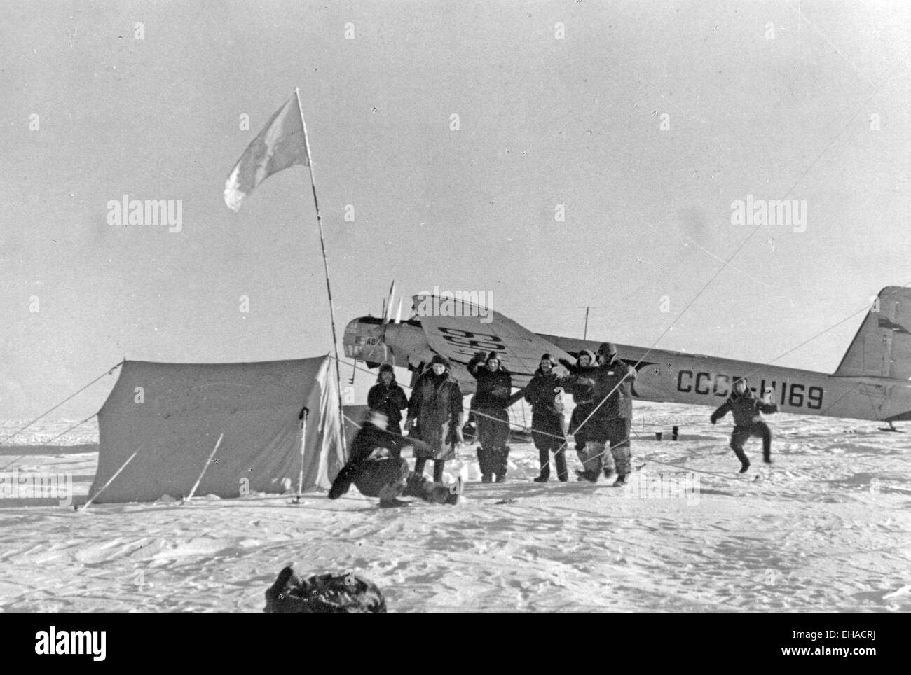 IVAN IVANOVITCH CHEREVICHNY (1909-1971) Pilote de l'Arctique soviétique a pris cette photo de son équipage et l'ESSS-169 qu'il avait piloté à iceflow N.3 à 80 degrés Nord/170 degrés ouest en mai 1941. Banque D'Images