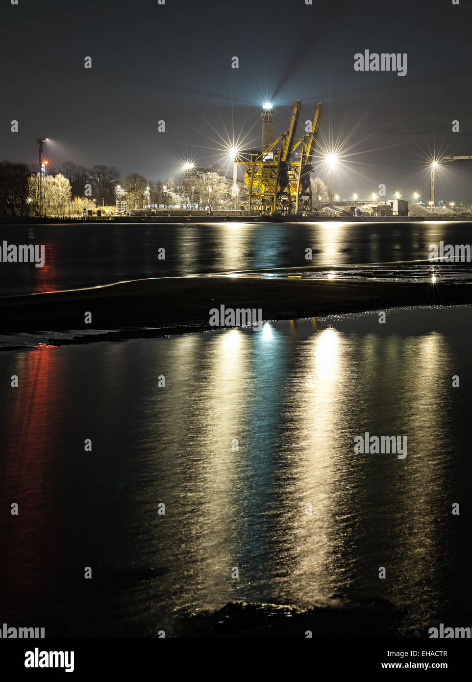 Vue de nuit sur un port industriel, arrière-plan. Banque D'Images