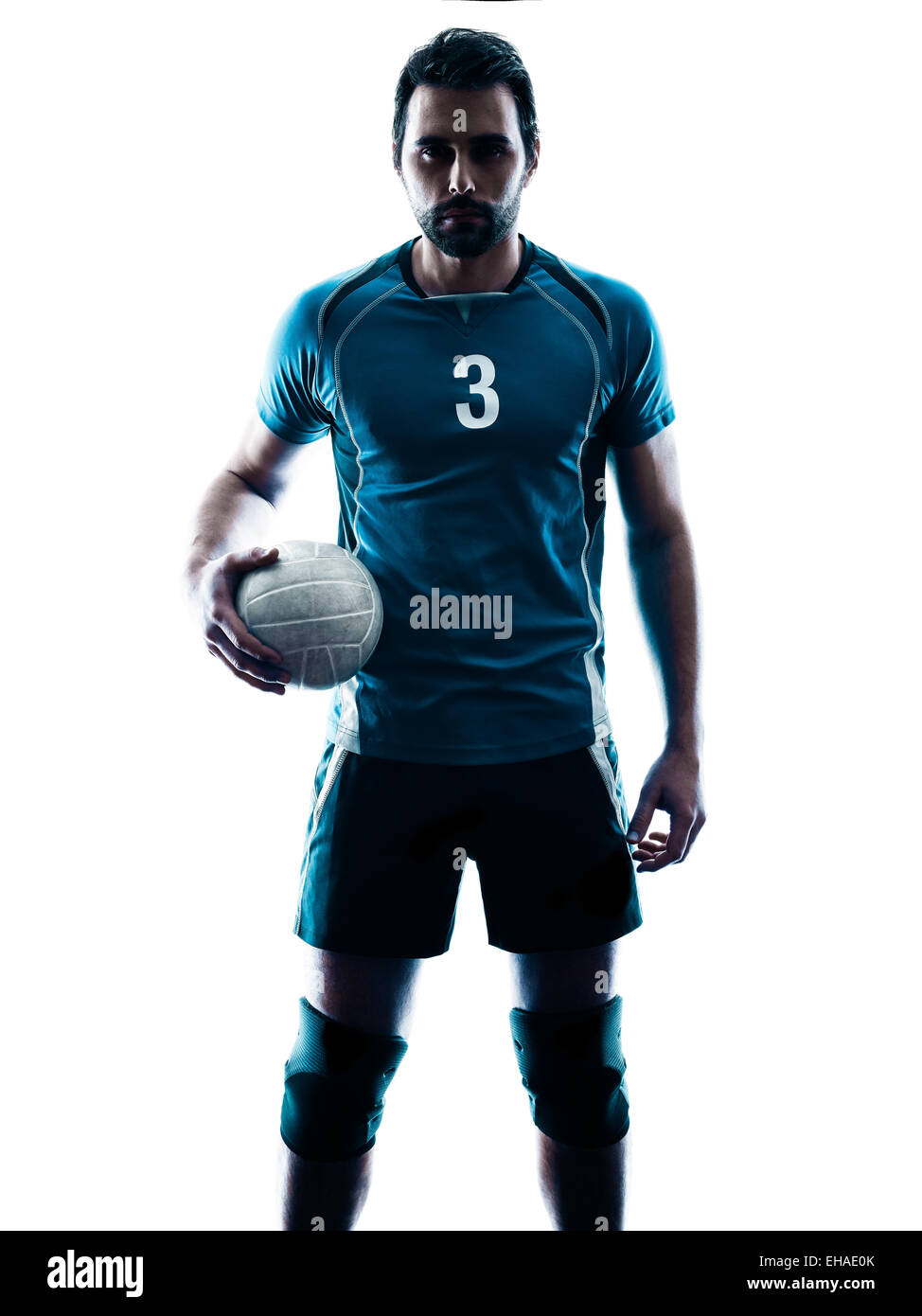Un homme de race blanche silhouette studio en volleyball isolé sur fond blanc Banque D'Images