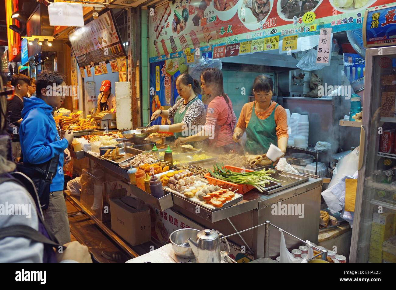 Un étal vendant des aliments de rue à Hong Kong Banque D'Images