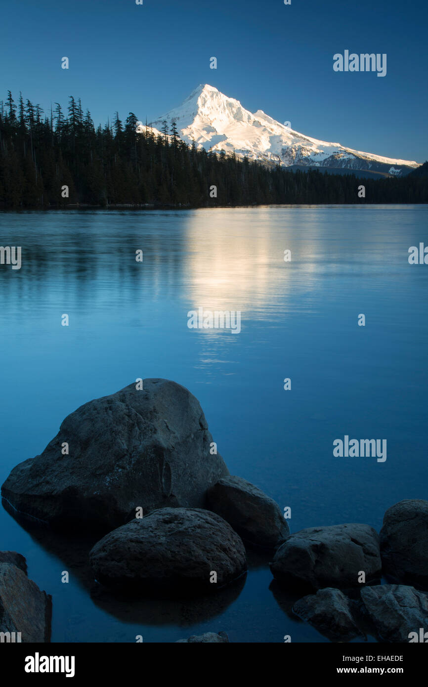 Mt Hood s'élève au-dessus du lac perdu, des cascades, de l'Oregon, USA Banque D'Images