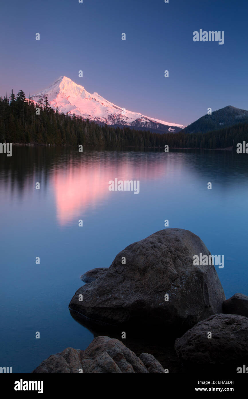 Mt Hood s'élève au-dessus du lac perdu, des cascades, de l'Oregon, USA Banque D'Images