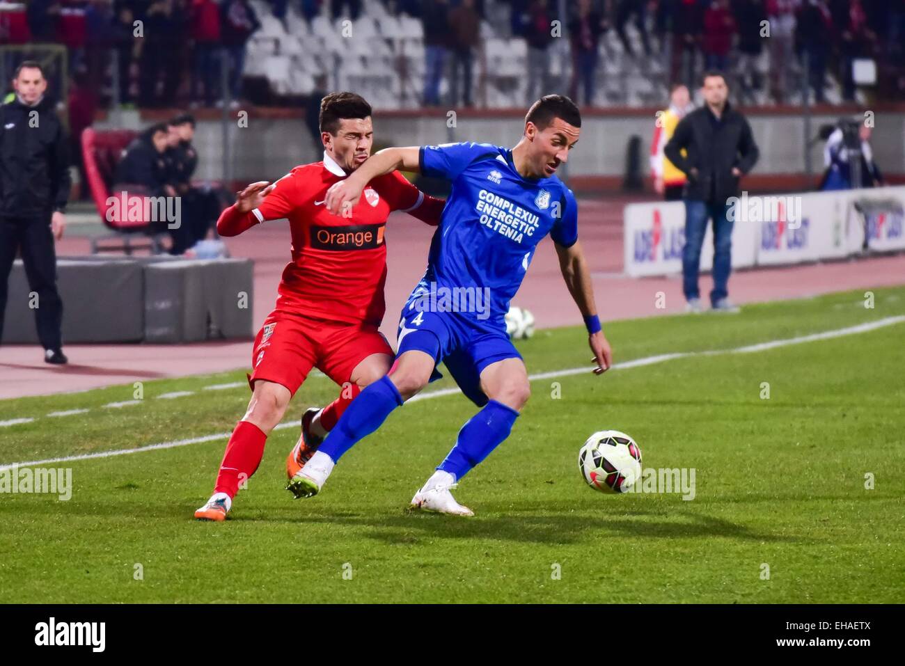 10 mars 2015 : Gabriel Cosmin Matei # 10 du Dinamo Bucarest et Marko Momcilovic # 4 de CS Pandurii Targu Jiu en action lors de la coupe de la Ligue entre jeu Adeplast, le Dinamo Bucarest ROU et FC Universitatea Cluj ROU à ''Dinamo'' Stadium, Roumanie ROU. Catalin Soare/www.sportaction.ro Banque D'Images