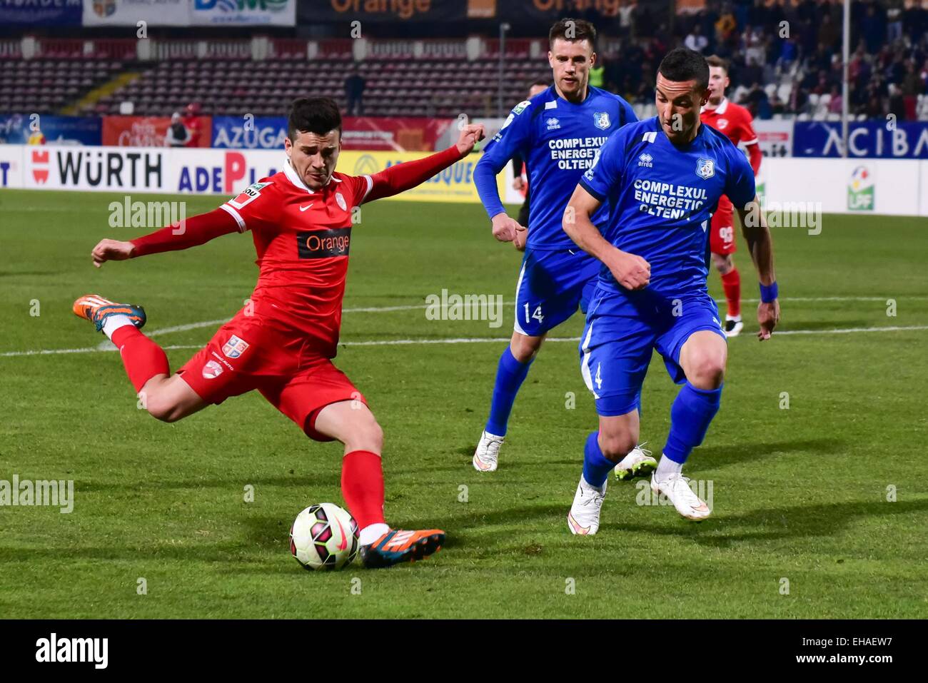 10 mars 2015 : Gabriel Cosmin Matei # 10 du Dinamo Bucarest et Marko Momcilovic # 4 de CS Pandurii Targu Jiu en action lors de la coupe de la Ligue entre jeu Adeplast, le Dinamo Bucarest ROU et FC Universitatea Cluj ROU à ''Dinamo'' Stadium, Roumanie ROU. Catalin Soare/www.sportaction.ro Banque D'Images