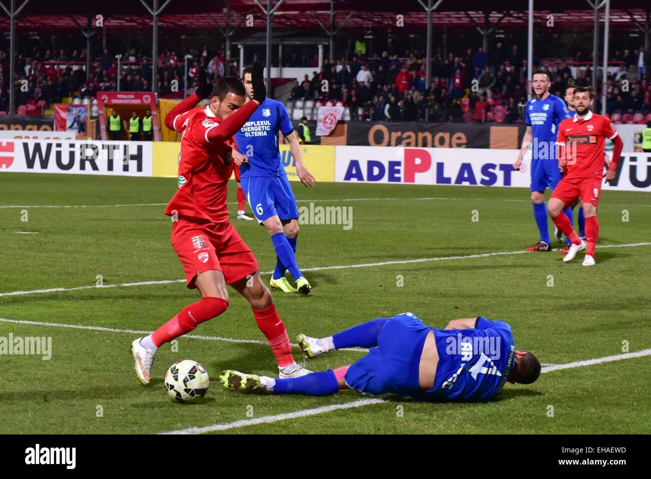 10 mars 2015 : Hatem Abd Elhamed # 4 du Dinamo Bucarest L et Marko Momcilovic # 4 de CS Pandurii Targu Jiu L en action pendant le match de Coupe de Ligue de Adeplast entre FC Dinamo Bucarest ROU et FC Universitatea Cluj ROU à ''Dinamo'' Stadium, Roumanie ROU. Catalin Soare/www.sportaction.ro Banque D'Images