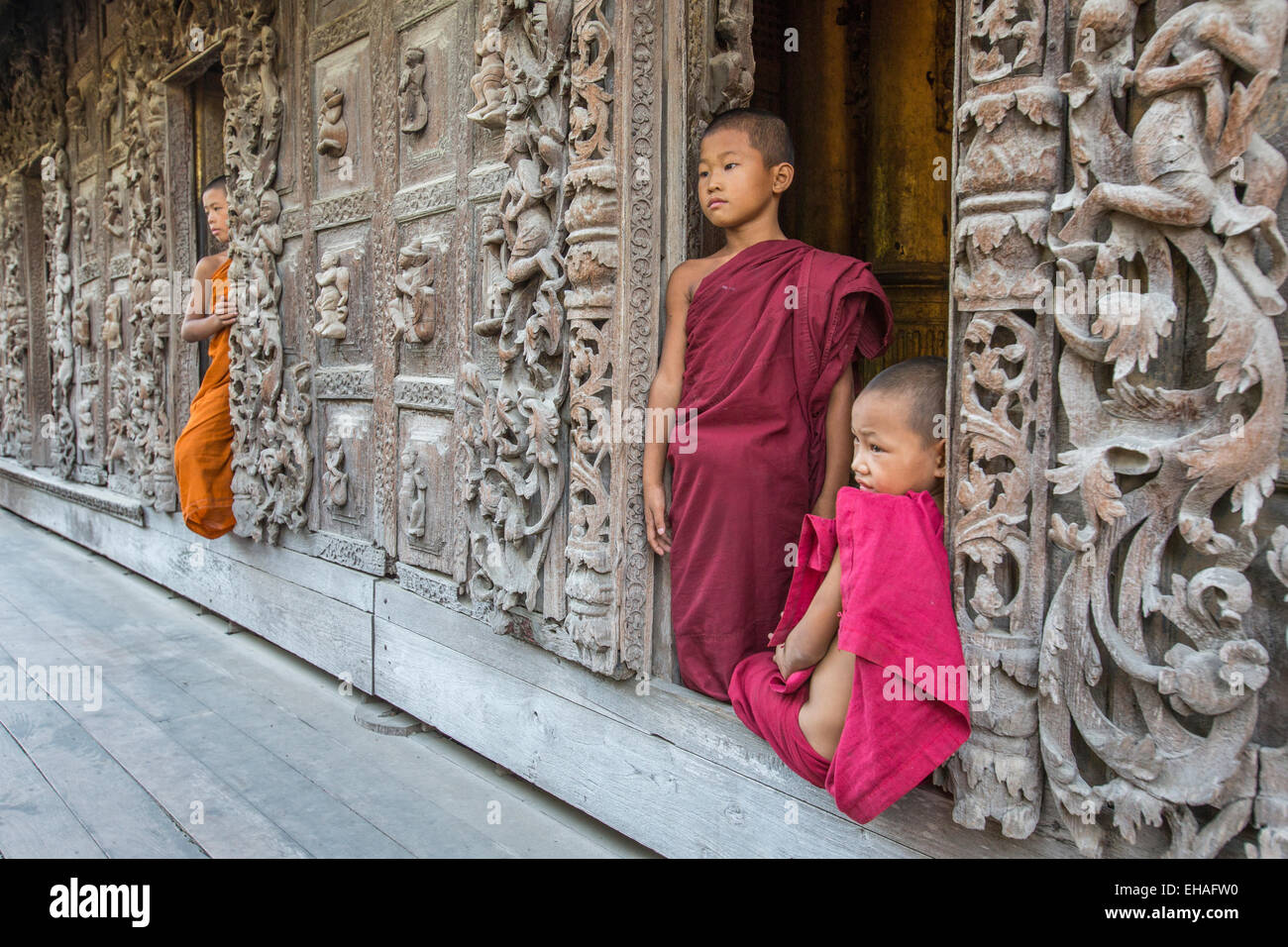 Les moines novices au monastère Shwenandaw Kyaung à Mandalay, Myanmar Banque D'Images