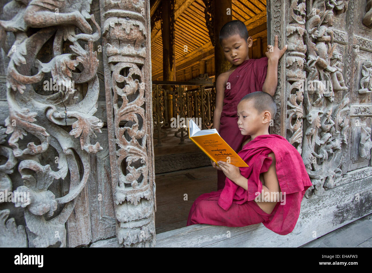 Les moines novices l'apprentissage de l'anglais au monastère Shwenandaw Kyaung à Mandalay, Myanmar Banque D'Images