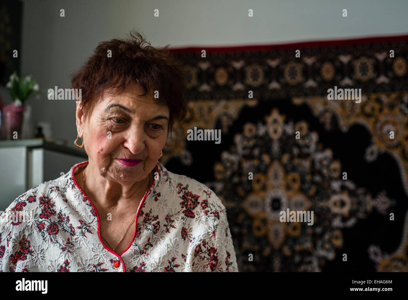 Milinchuk Halina, praticien de médecine alternative, se repose après le travail dans sa chambre, Koziatyn, région Vinnytsia, Ukraine Banque D'Images