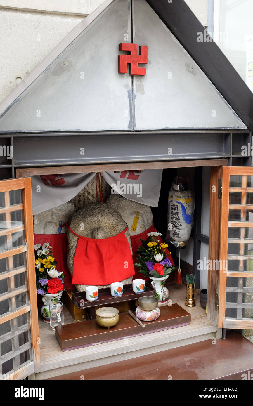 Un petit sanctuaire Shinto routière au Japon. Banque D'Images