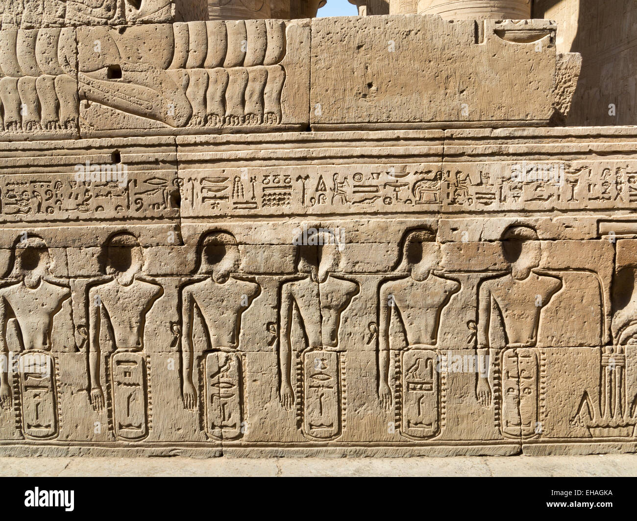 Reliefs de couloir extérieur du Temple de Sobek et Haroeris à Kom Ombo dans la vallée du Nil, de la Haute Égypte Banque D'Images