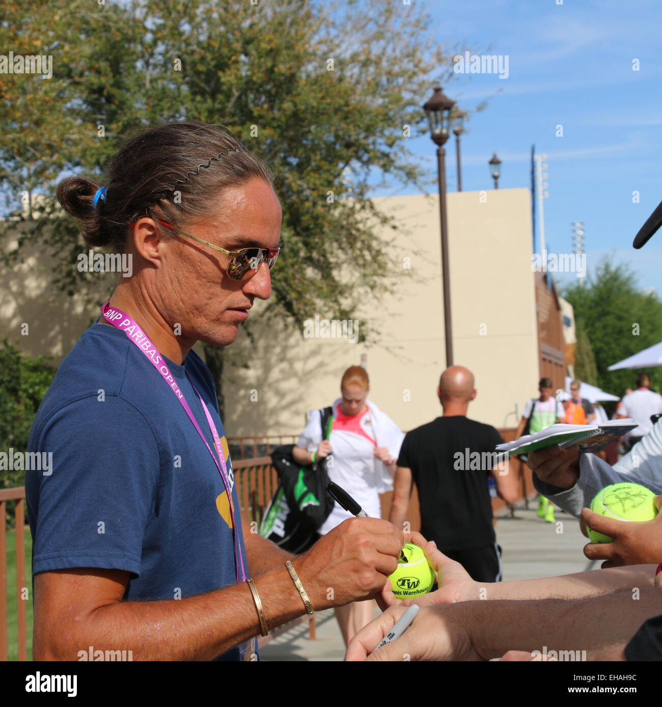 Indian Wells, Californie 10 Mars, 2015 Alexandr Dolgopolov tennis player à partir de l'Ukraine, signe des autographes au BNP Paribas Open. Credit : Lisa Werner/Alamy Live News Banque D'Images