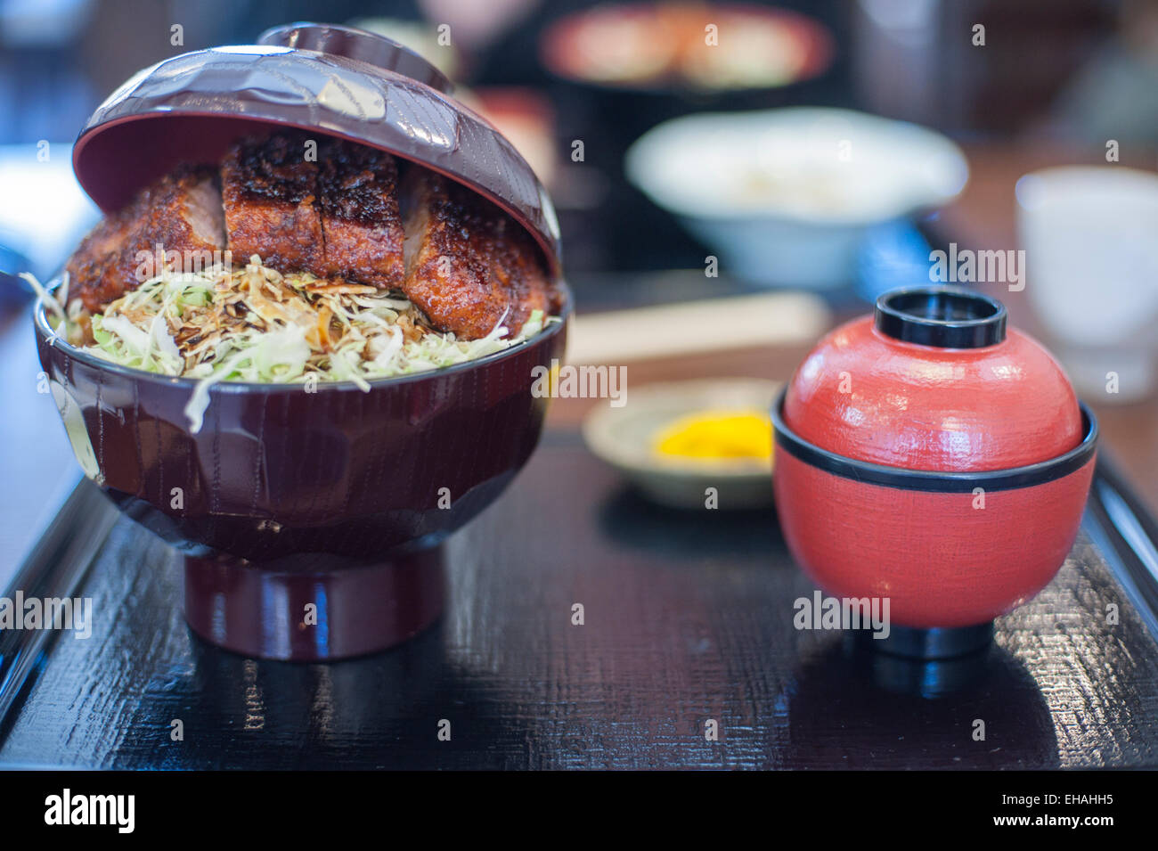 Katsu Sauce-don (escalopes de porc frit, trempées dans la sauce et servir plus de chou râpé et le riz) comme un repas à Komagane. Banque D'Images