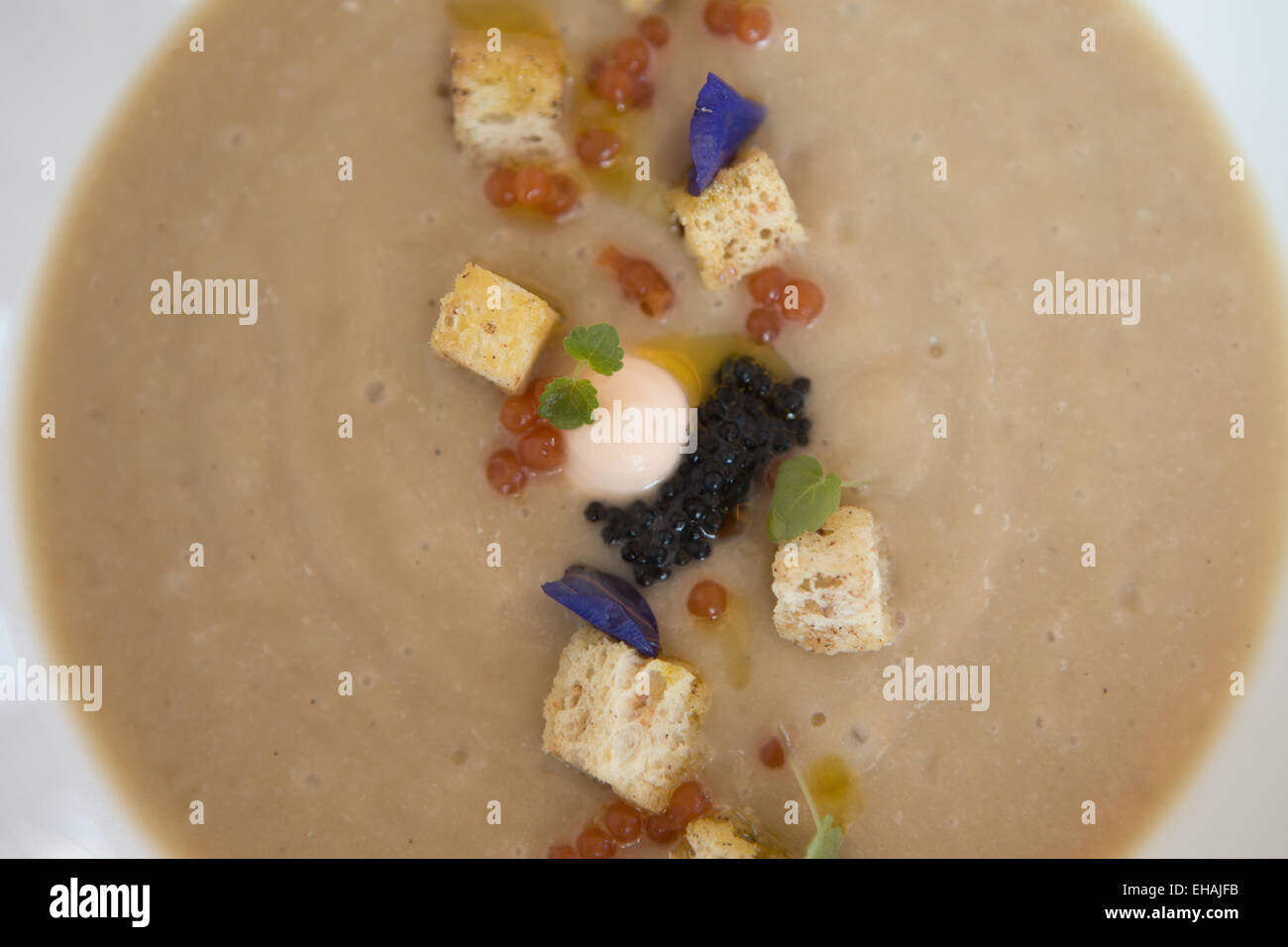 Soupe de chou-fleur caramélisé avec mousse de saumon fumé et caviar Ossetra, tomate. Banque D'Images Soupe de chou-fleur caramélisé avec mousse de saumon fumé et caviar Ossetra, tomate. Banque D'Images
