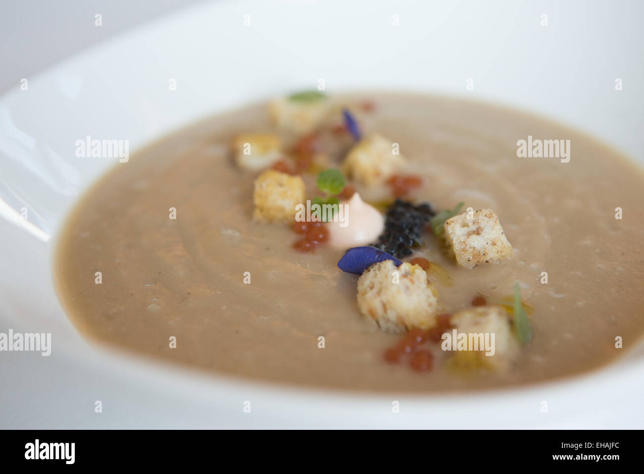 Soupe de chou-fleur caramélisé avec mousse de saumon fumé et caviar Ossetra, tomate. Banque D'Images Soupe de chou-fleur caramélisé avec mousse de saumon fumé et caviar Ossetra, tomate. Banque D'Images