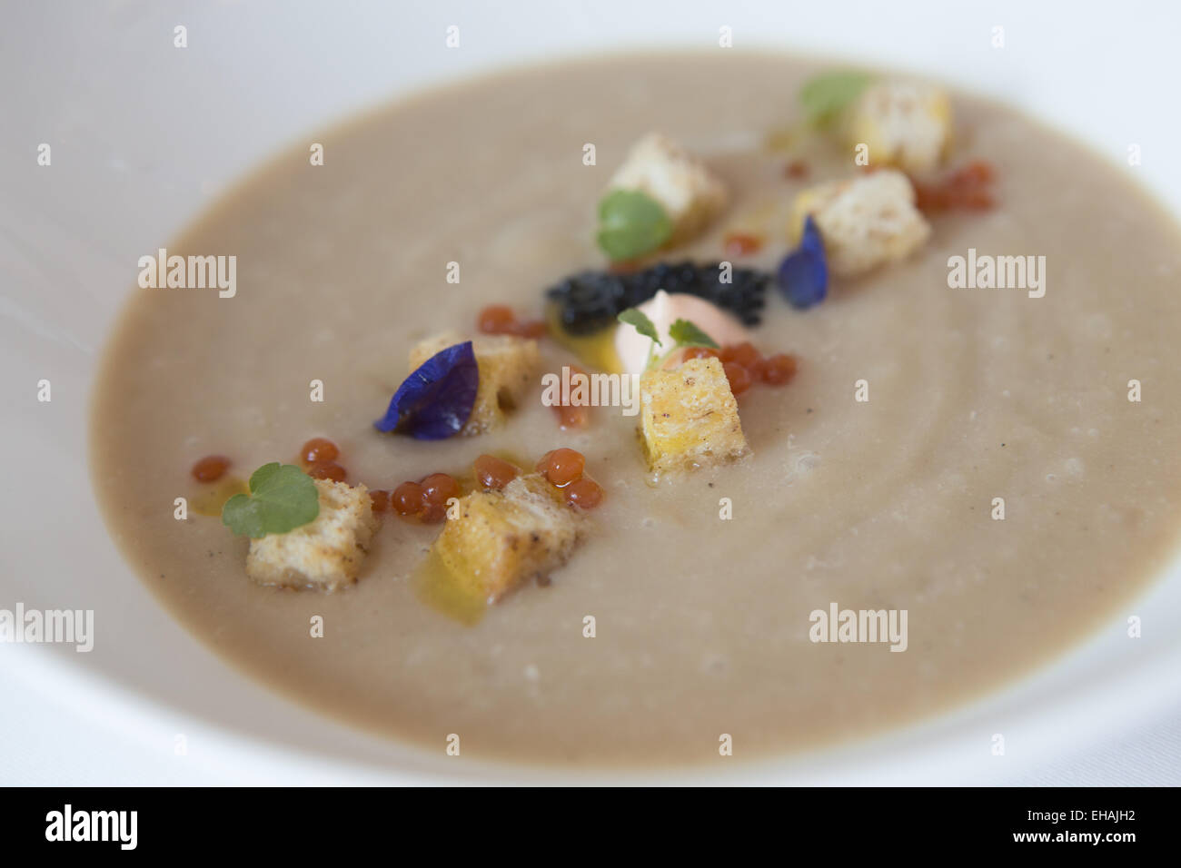 Soupe de chou-fleur caramélisé avec mousse de saumon fumé et caviar Ossetra, tomate. Banque D'Images Soupe de chou-fleur caramélisé avec mousse de saumon fumé et caviar Ossetra, tomate. Banque D'Images