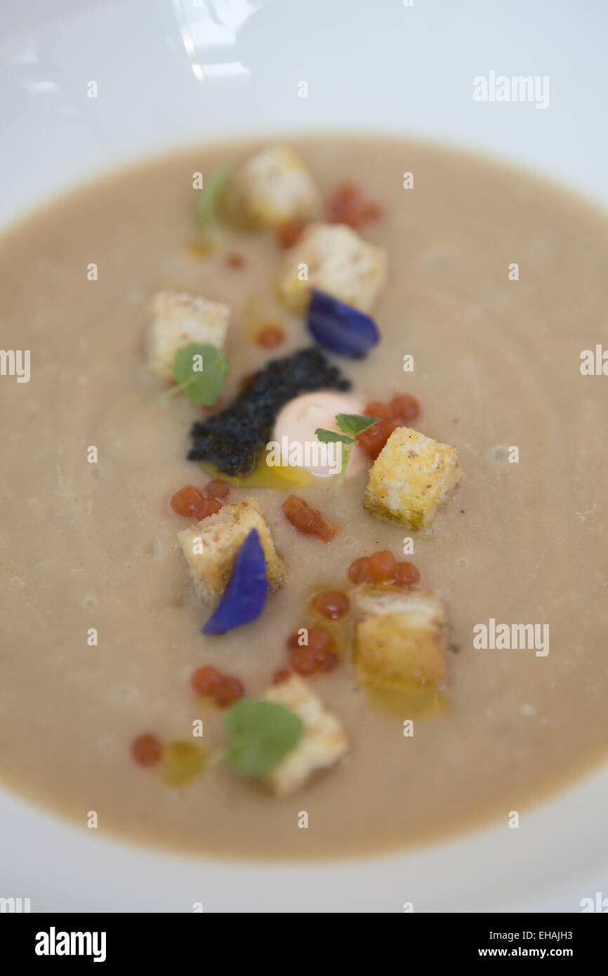 Soupe de chou-fleur caramélisé avec mousse de saumon fumé et caviar Ossetra, tomate. Banque D'Images Soupe de chou-fleur caramélisé avec mousse de saumon fumé et caviar Ossetra, tomate. Banque D'Images