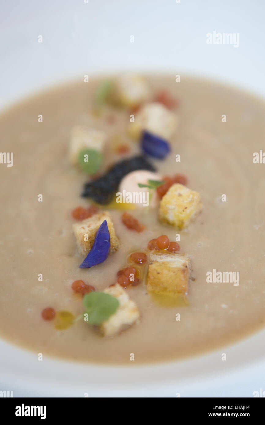 Soupe de chou-fleur caramélisé avec mousse de saumon fumé et caviar Ossetra, tomate. Banque D'Images Soupe de chou-fleur caramélisé avec mousse de saumon fumé et caviar Ossetra, tomate. Banque D'Images