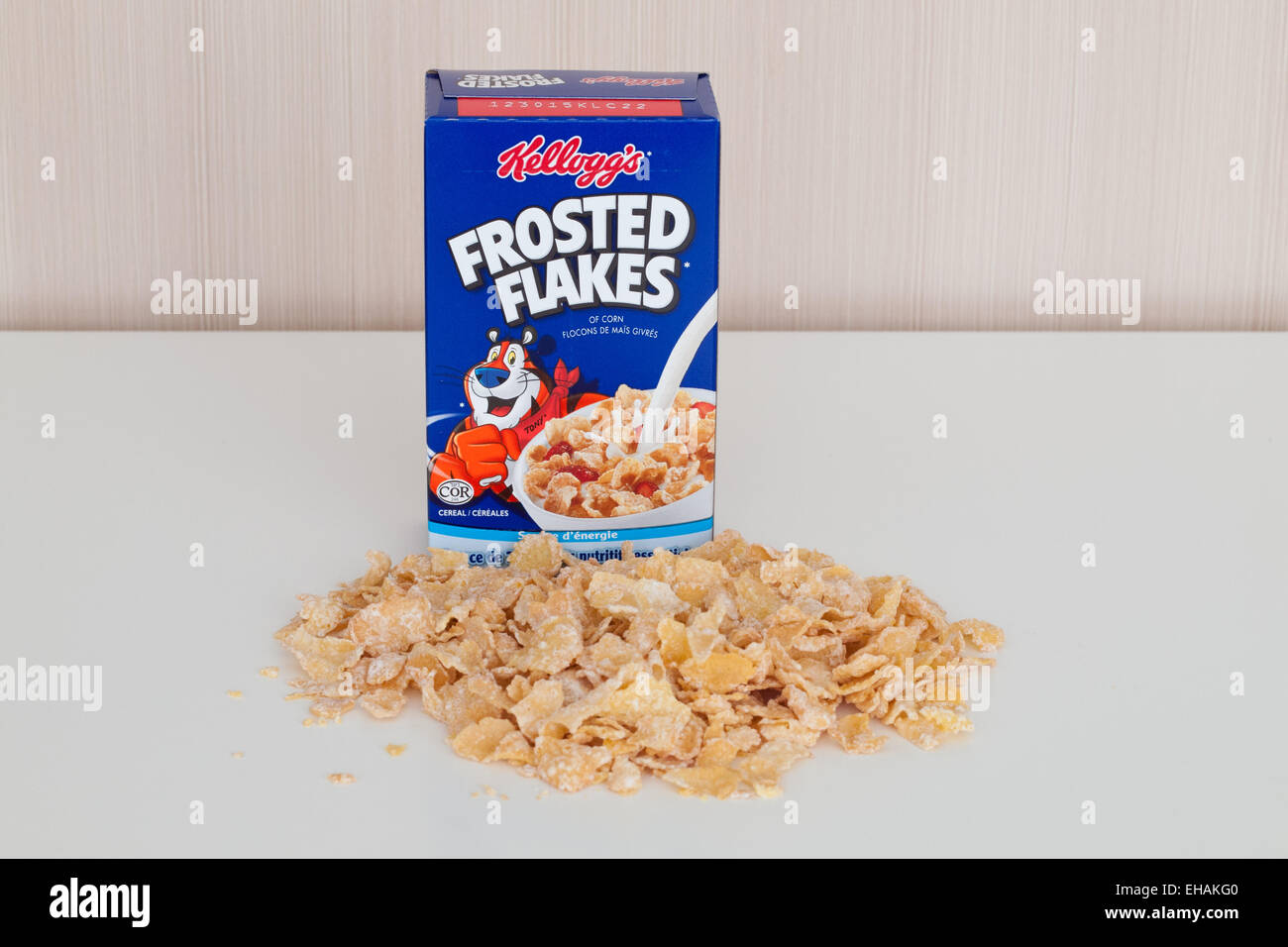 Un moment fort de taille moyenne de céréales Kellogg's Frosted Flakes. Emballage canadien illustré. Banque D'Images