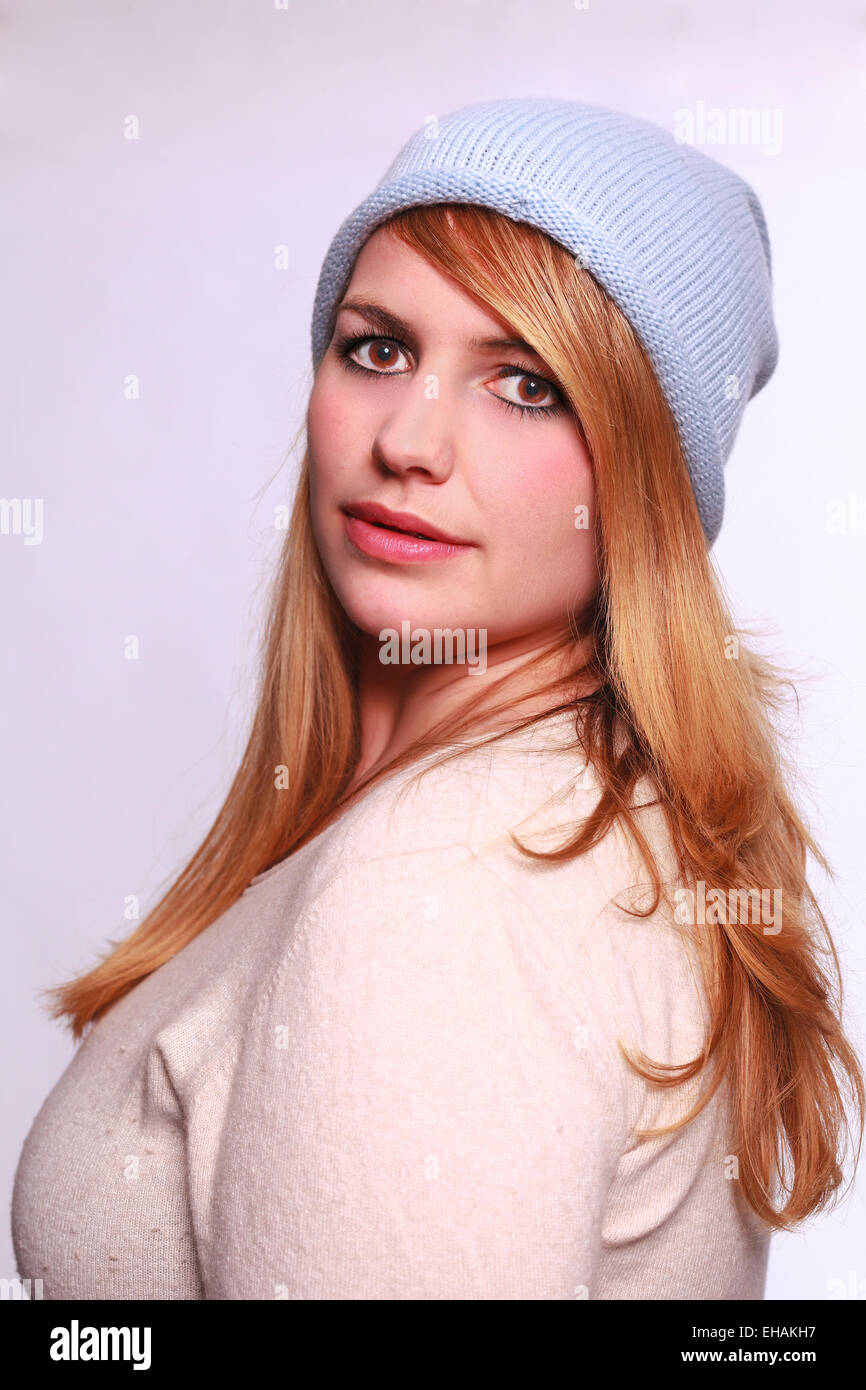 Portrait d'une jeune femme blonde grassouillette avec chapeau Banque D'Images