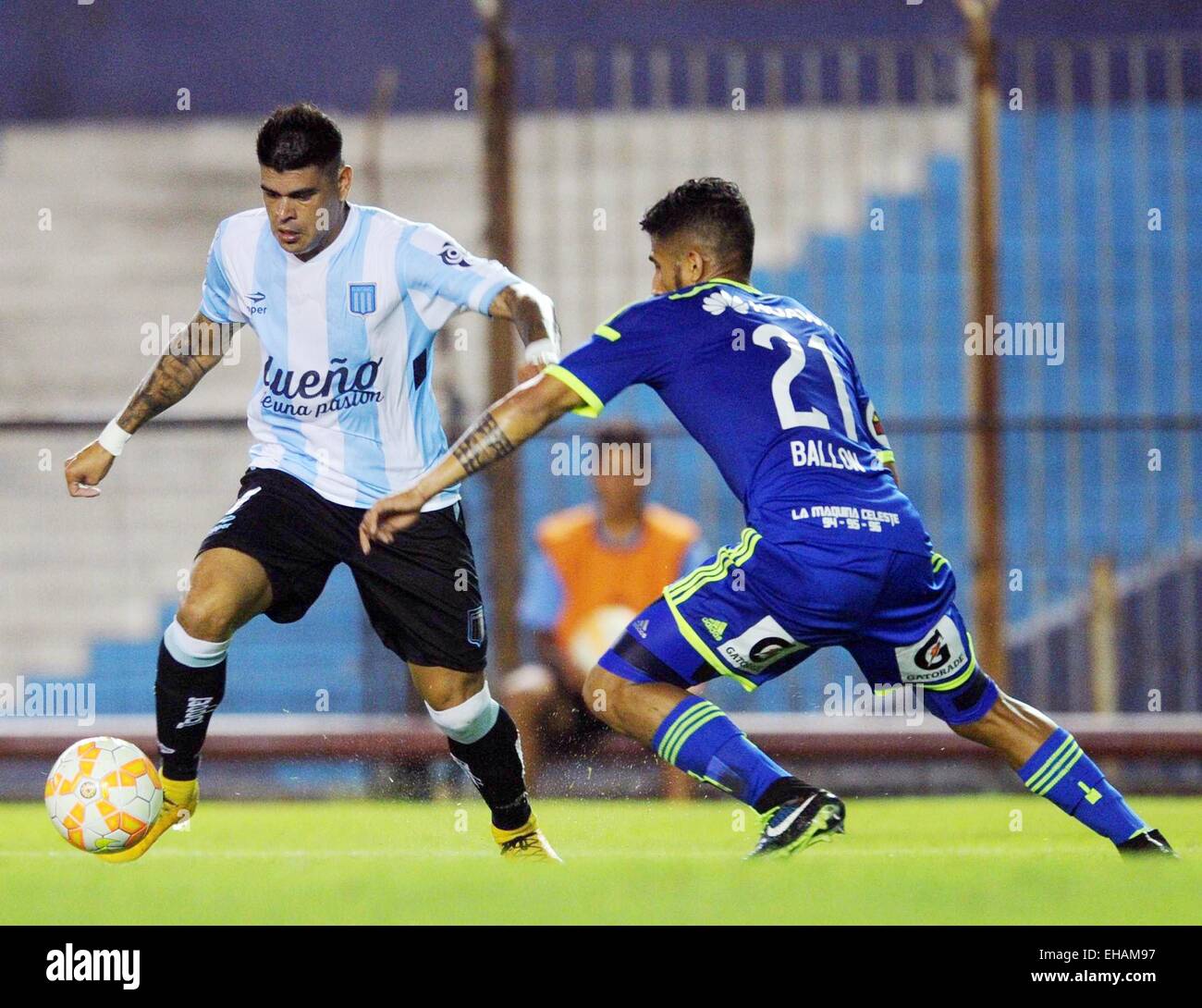 Buenos Aires, Argentine. Mar 10, 2015. Racing Club's Gustavo Bou (L) de l'Argentine des eddv pour la balle avec Sporting Cristal's Josepmir Ballon du Pérou pendant le match de Copa Libertadores dans la Presidente Peron Stadium à Buenos Aires, Argentine, le 10 mars 2015. © Juan Roleri/TELAM/Xinhua/Alamy Live News Banque D'Images