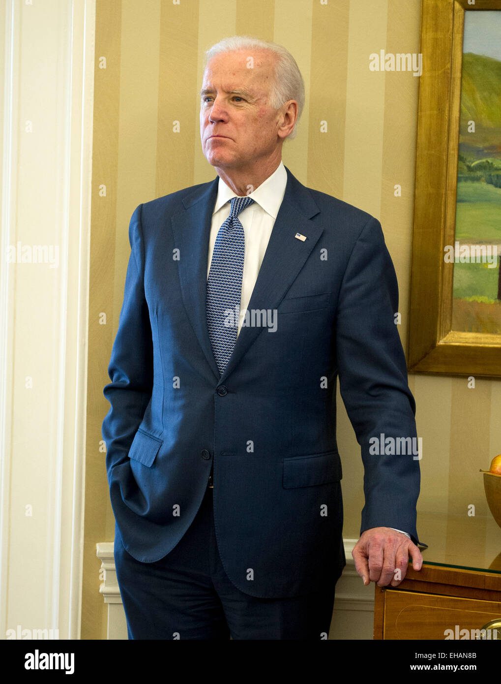 United States Vice-président Joe Biden regarde le président américain Barack Obama accueille le président du Conseil européen, Donald Tusk dans le bureau ovale de la Maison Blanche à Washington, DC Le Lundi, Mars 9, 2015. Credit : Ron Sachs/Piscine via CNP - AUCUN FIL SERVICE - Banque D'Images