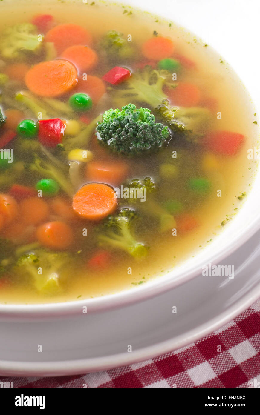Soupe de légumes avec brocoli, carottes, pois, maïs, l'oignon et le poivron. Banque D'Images