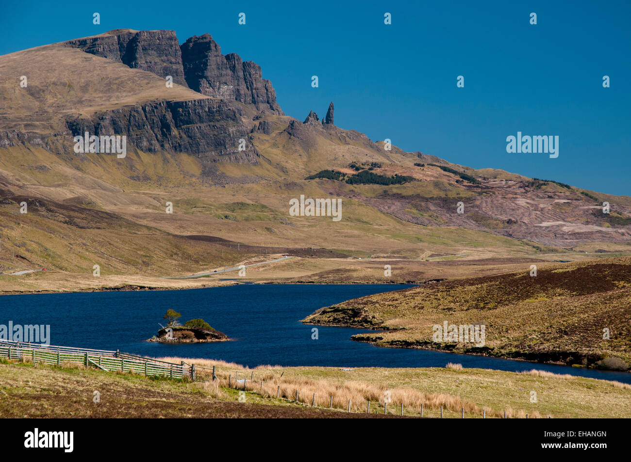 Le Storr et le Vieil Homme de Storr sous un ciel bleu profond avec le Loch Fada au premier plan. Île de Skye, Inverness-shire. Mai. Banque D'Images