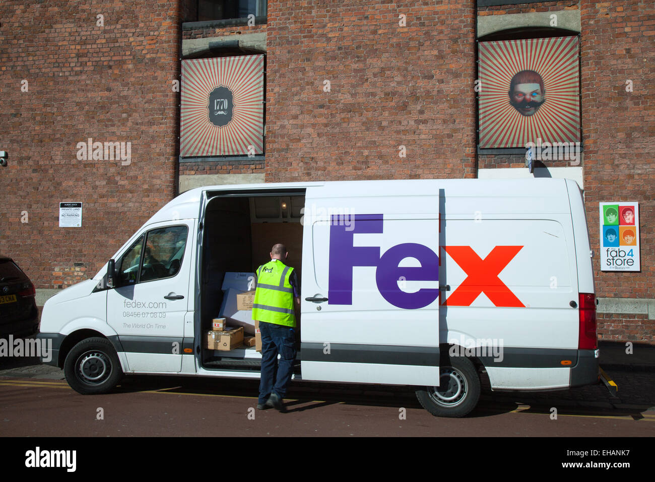 Les livraisons de véhicules de livraison FedEx FED EX avec portes ouvertes et les services de messagerie livrant des marchandises suivies pour Albert Dock, Liverpool, Merseyside. ROYAUME-UNI Banque D'Images