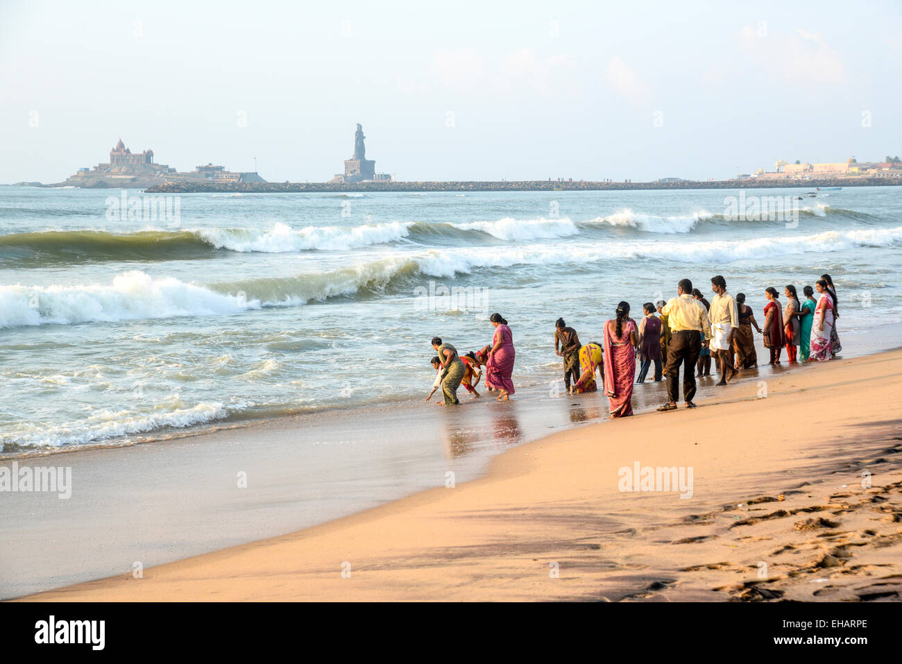 Pèlerins sur la plage de Kanyakumari, Tamil Nadu, Inde du Sud, au coucher du soleil Banque D'Images