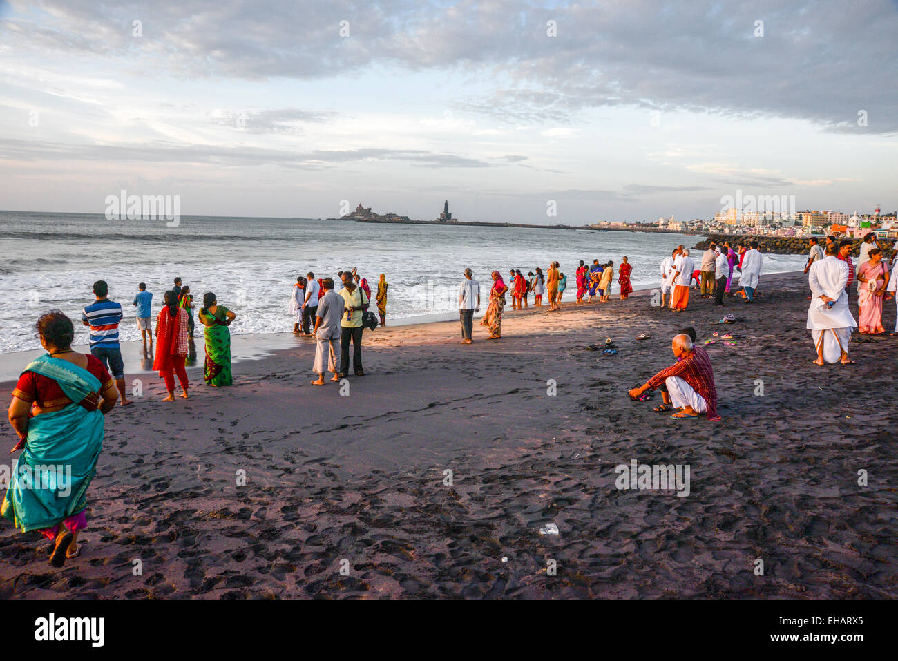 Pèlerins sur la plage de Kanyakumari, Tamil Nadu, Inde du Sud, au coucher du soleil Banque D'Images