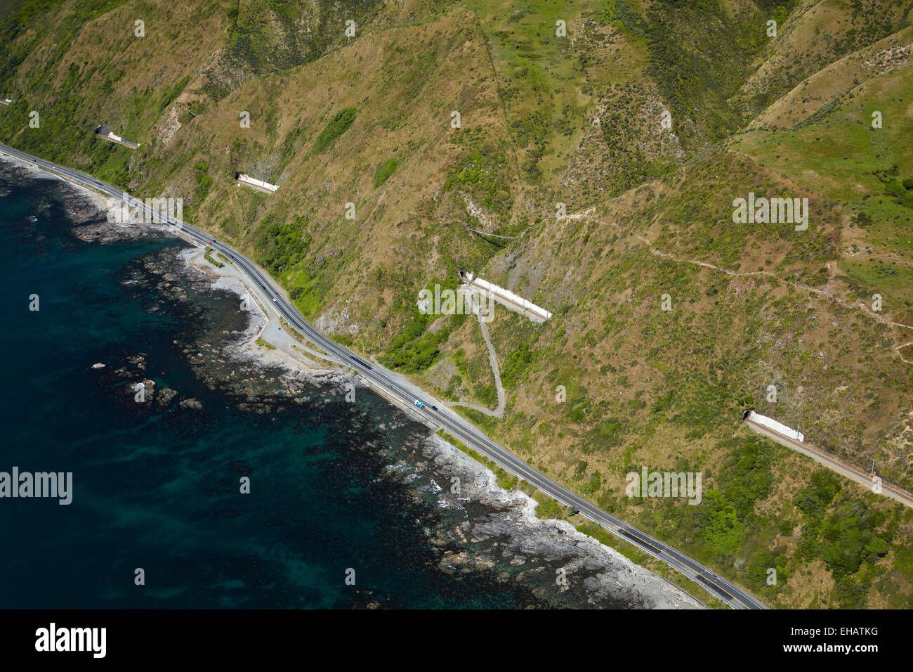 State Highway 1 et série de tunnels sur Île du Nord tronc principal Railway, entre Paekakariki & Pukerua Bay, Wellington, au Nord Est, la Nouvelle-Zélande - vue aérienne Banque D'Images