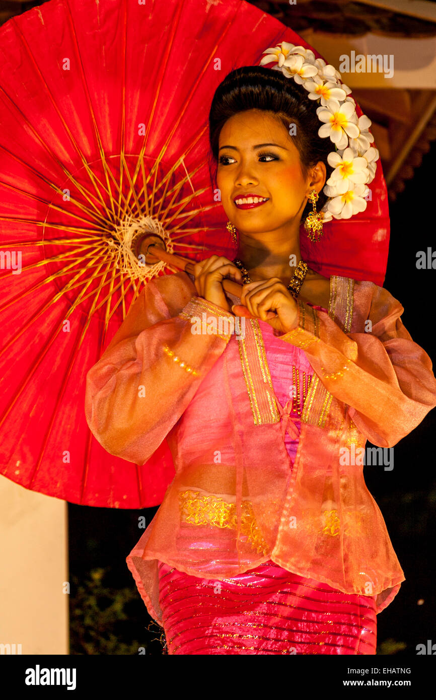 Spectacle de danse traditionnelle thaïlandaise, Chiang Mai, Thaïlande Banque D'Images
