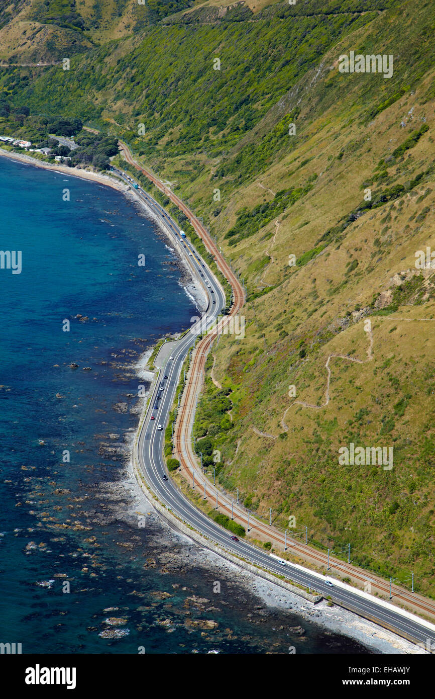 L'Autoroute de l'État et un tronc principal de l'Île du Nord, chemin de fer entre Paekakariki et Pukerua Bay, Wellington, Île du Nord, nouvelle Zealan Banque D'Images