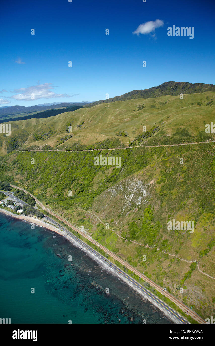 L'Autoroute de l'État et un tronc principal de l'Île du Nord, chemin de fer entre Paekakariki et Pukerua Bay, Wellington, Île du Nord, nouvelle Zealan Banque D'Images